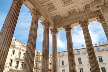 centre ville de Nîmes, jardin de la fontaine, maison carrée et arènes - obrazy, fototapety, plakaty