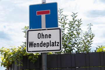 Verkehrszeichen an einer Sackgasse ohne Wendeplatz