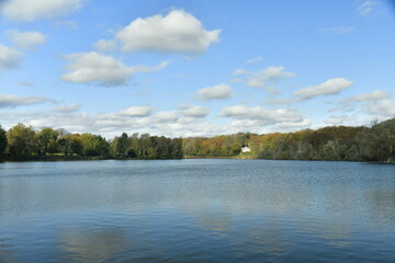 Nuages se reflétant dans les eaux du Grand Etang en pleine nature à la Hulpe en Brabant Wallon 