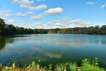 Nuages se reflétant dans les eaux du Grand Etang en pleine nature à la Hulpe en Brabant Wallon 
