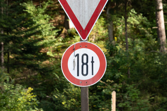 Verkehrszeichen kennzeichnet maximales Gewicht von 18 Tonnen