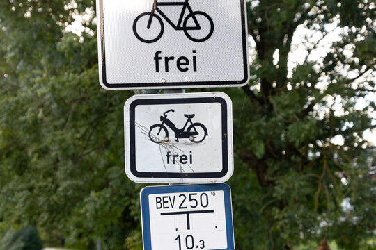 Verkehrszeichen kennzeichnet Radweg für Mofas frei