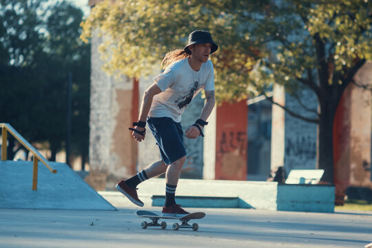 Skateboarder patinando al aire libre