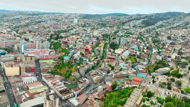 Vista a&eacute;rea da cidade Valpara&iacute;so no Chile durante primavera de 2023. 