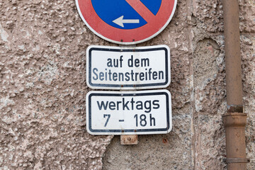 Verkehrszeichen kennzeichnet Parken auf dem Seitenstreifen