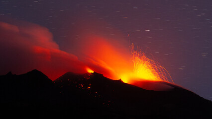 Starke Vulkanaktivität des Stromboli nördlich von Sizilien. Die hellen horizontalen Streifen sind...