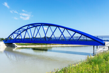Fototapeta na wymiar Eine Stahlrohr Brücke über den Innkanal in der Nähe von Waldkraiburg