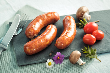 gegrillte Käsekrainer auf Holzbrett