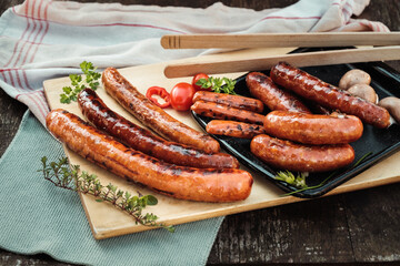 gegrillte Käsekrainer auf Holzbrett