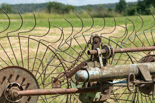 Tedder, tedder and hay rake.
Przetrząsacz, przetrząsaczo-zgrabiarka do siana