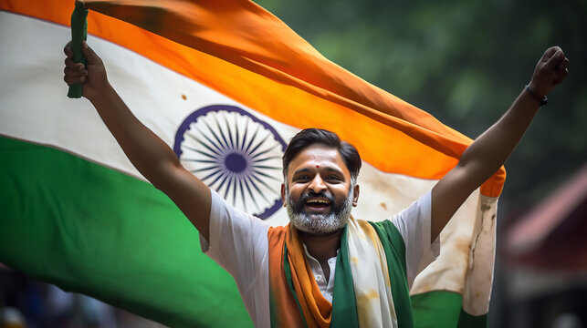 Hombre de pie con los brazos abiertos y bandera india celebrando el día de la republica de India