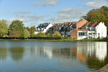 Zone résidentiel se reflétant dans les eaux du Grand Etang à la Hulpe en Brabant Wallon 