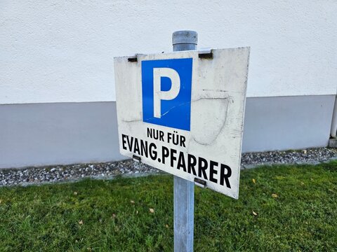 parkschild nur f&uuml;r evangelische pfarrer