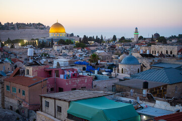 早朝のエルサレム旧市街と神殿の丘に建つ岩のドーム