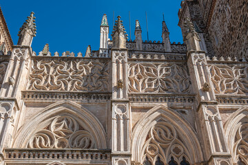 Detalle agujas y chapiteles en la cornisa superior de la fachada principal del real monasterio de...
