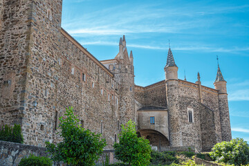 Fototapeta na wymiar Vista de la fachada oeste del real monasterio de Guadalupe del siglo XIV, España