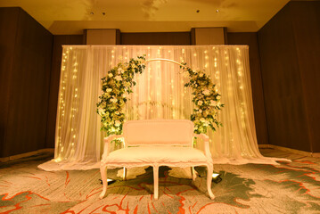 Wedding couple setty back 