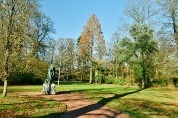 Fototapeta na wymiar L'une des statues trônant au milieu d'une allée au parc de Mariemont à morlanwelz 