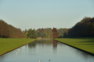 Le canal principal reliant les pièces d'eau en fin de journée d'automne au parc de Tervuren à...
