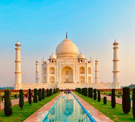 Obraz premium Historic Taj Mahal Islamic marble mausoleum with the garden