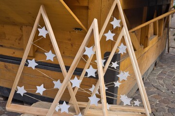 Alberi di natale  triangolari, in legno con stelle 