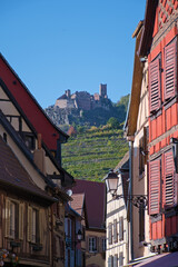 Altstadt von Riquewihr mit der Ulrichsburg im Hintergrund