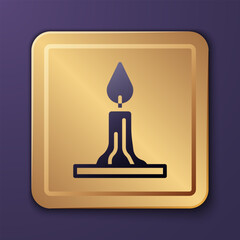 Obraz premium Purple Burning candle in candlestick icon isolated on purple background. Cylindrical candle stick with burning flame. Gold square button. Vector