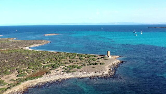 plage de la Pelosa dans le nord de la Sardaigne (Italie)