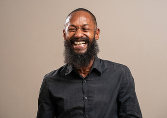 Obraz premium Bearded black man smiling on pastel background.