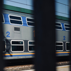 Particolare di una locomotiva di un treno con fascia gialla e blu