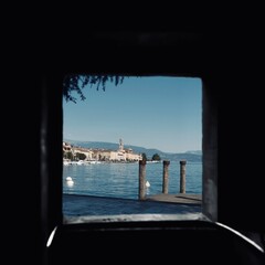 Lago di Garda visto attraverso una finestra quadrata
