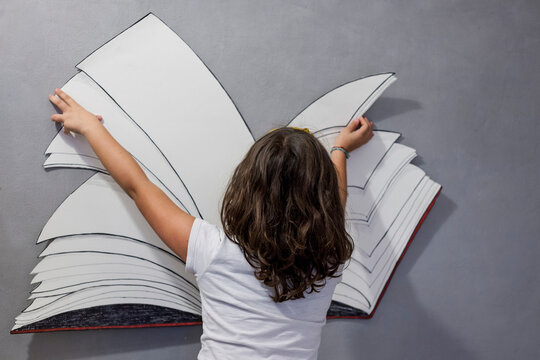 Libro e fantasia - bambina che legge libro immaginario