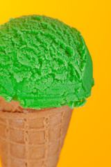 primer plano helado depistacho sobre fondo naranja