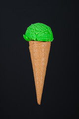 helado de pistacho flotante sobre fondo negro