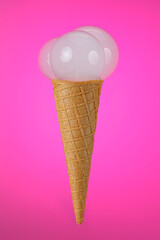 helado de cucurucho con ponpas blancas en fondo fucsia