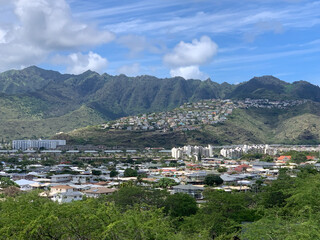Fototapeta na wymiar Scenic shot of city and mountains of Hawaii Kai in Honolulu, Hawaii