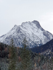 Fototapeta na wymiar Verschneiter Gipfel