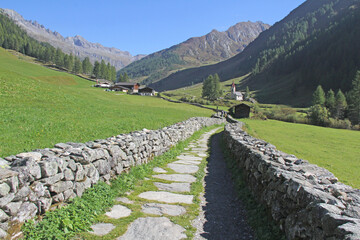 mulattiera lastricata sopra Predoi in Valle Aurina (Bolzano)