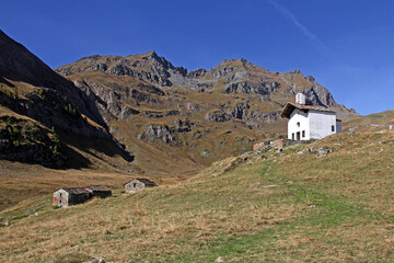 Fototapeta na wymiar la chiesetta e l'alpeggio di Sant'Anna; alta Valle di Gressoney