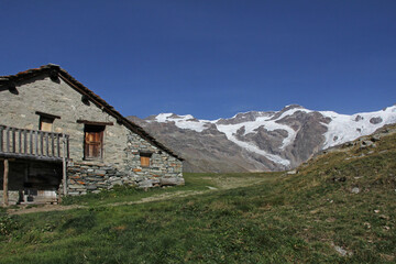 Fototapeta na wymiar una baita dell'alpeggio di Sant'Anna e il Monte Rosa; alta Valle di Gressoney