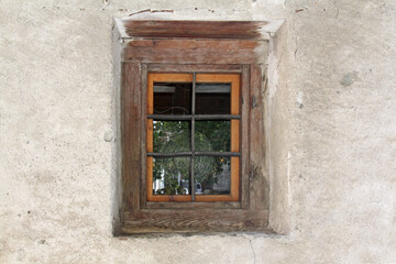 Fototapeta na wymiar vecchia finestra a Gressoney Saint-Jean; Val d'Aosta