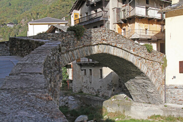 Fototapeta na wymiar l'antico ponte sul Lys a Fontainemore; Val d'Aosta