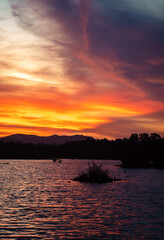 Naklejka premium sunset over the lake