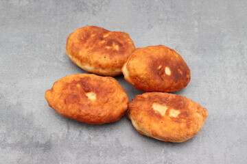 Piroschki mit Hackfleischfüllung. Piroggen.