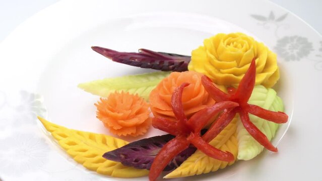 Thai vegetable carving Contains many types of vegetables, many colors, arranged beautifully. 
