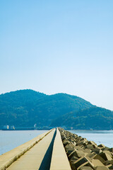Obraz premium Dongtou Islands, Dongtou District, Wenzhou City, Zhejiang Province - seascape of islands and fishing boats against the blue sky