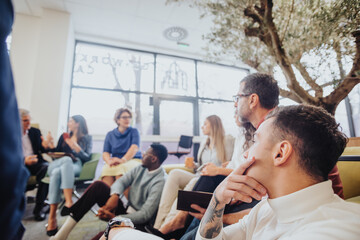 Obraz premium Diverse business professionals brainstorm in a modern office, discussing innovative strategies for company growth and market research. Efficient teamwork drives successful projects and profitability.