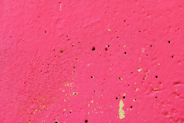 Wand, Mauer Putz löchrig, Graffiti in rosa gelb, rauer Hintergrund für Design, Web, mit Platz...