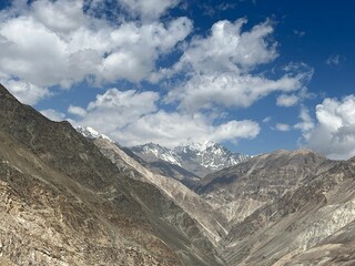 Fototapeta na wymiar Landscape view of Hanging Valley range mountains in Himachal Pradesh,