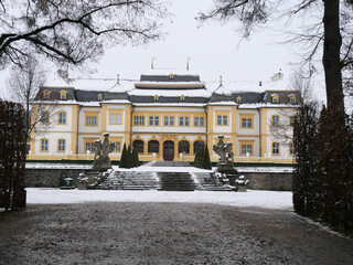 Ansicht des schneebedeckten Barock-Schloss in Vaitshöchheim